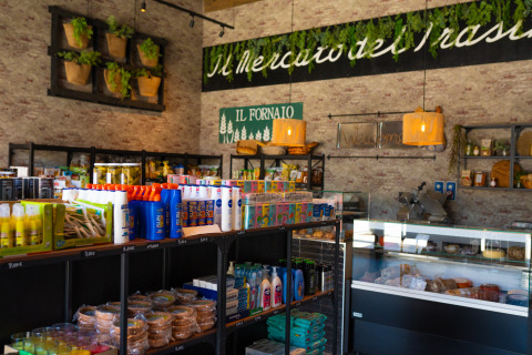 Piccolo market all’interno di Trasimeno Glamping Resort con prodotti freschi, locali e generi alimentari.