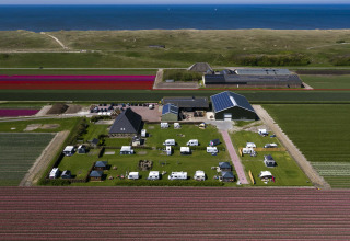 Vue aérienne du Camping Duinzoomhoeve – Hooiberghut glamping à Noord-Holland, proche de la mer et champs fleuris.