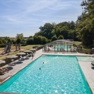 Udendørs swimmingpool og legeområde på Village Huttopia Senonches - Glamping Val de Loire i smukke omgivelser.