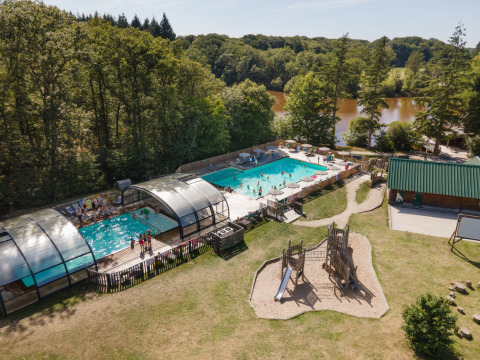 Vista aérea de Village Huttopia Senonches - Glamping Val de Loire con piscinas, parque y bosque.