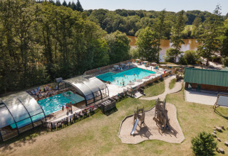 Vista aérea de Village Huttopia Senonches - Glamping Val de Loire con piscinas, parque y bosque.