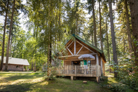 Glamping-accommodatie in een houten huisje bij Village Huttopia Senonches - Glamping Val de Loire in het bos.