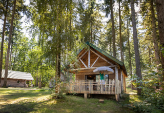 Glamping-accommodatie in een houten huisje bij Village Huttopia Senonches - Glamping Val de Loire in het bos.