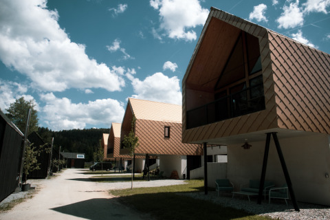 Glamping accommodatie bij Adventure Camp Schnitzmühle - Tiny House Beierse Woud op een zonnige dag.