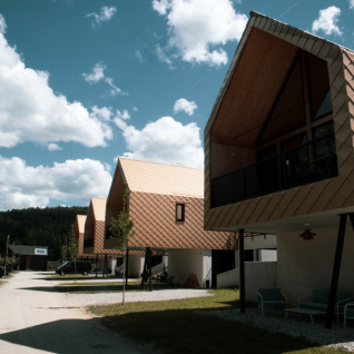 Modern glamping indkvartering i Tiny House Beierse Woud ved Adventure Camp Schnitzmühle under blå himmel.
