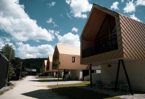 Abenteuer Camp Schnitzmühle Tiny House im Bayerischen Wald, komfortables Glamping unter blauem Himmel.