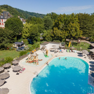 Luksuriøs campingplads Huttopia Beaulieu sur Dordogne med swimmingpool, legeområde og grøn udsigt.
