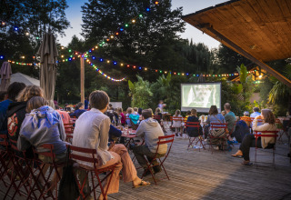 Buitenbioscoop bij Huttopia Beaulieu sur Dordogne, glamping in Dordogne met sfeervolle lichtjes