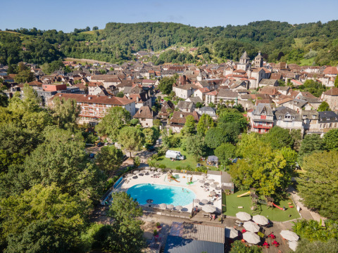 Luftfoto af Huttopia Beaulieu sur Dordogne – Glamping Dordogne med pool og skovklædt område i Frankrig.
