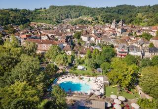 Luftfoto af Huttopia Beaulieu sur Dordogne – Glamping Dordogne med pool og skovklædt område i Frankrig.