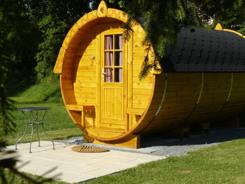 Bijzondere glampingaccommodatie in een groot wijnvat op Camping Schwabenmühle, Baden-Württemberg.