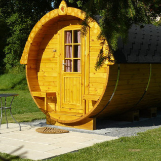 Alloggio glamping unico in una grande botte di legno presso Camping Schwabenmühle, Baden-Württemberg.