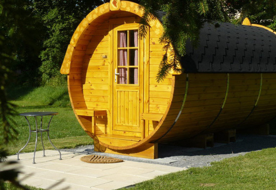 Hébergement insolite en glamping dans un grand tonneau en bois au Camping Schwabenmühle, Baden-Württemberg.