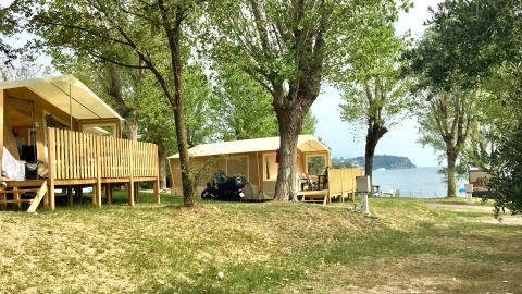 Hébergement glamping avec cabanes en bois et vue sur le lac au Sivinos Camping Boutique au lac de Garde.