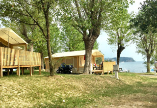Alloggio glamping con lodge in legno e vista lago al Sivinos Camping Boutique sul Lago di Garda.