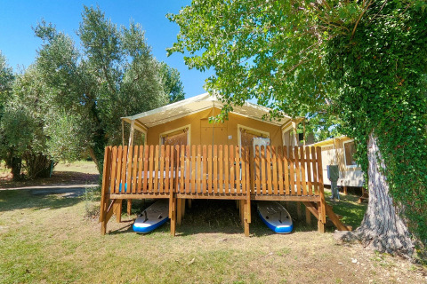 Glamping accommodatie bij Vacanze col Cuore: Sivinos Camping Boutique - Glamping Gardameer met veranda.