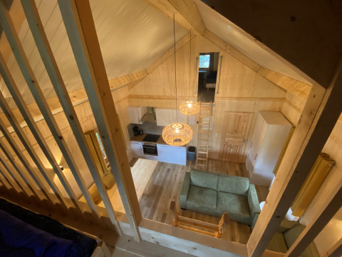 Uitzicht vanaf de vide op een knusse houten lodge bij Camping & Chaletparc De Uitwijk in Noord-Brabant.