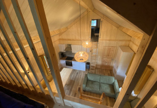 Vue depuis la mezzanine d’un lodge en bois au Camping & Chaletparc De Uitwijk, en Noord-Brabant, Pays-Bas.