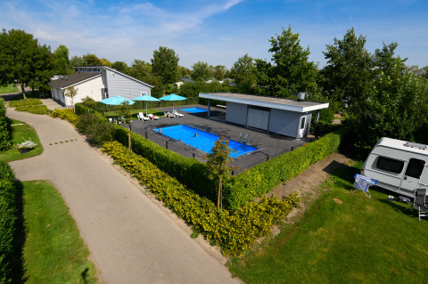 Camping & Chaletparc De Uitwijk – Lodges Noord-Brabant heeft een zwembad, caravanplekken en ontspanningsruimte in het groen.