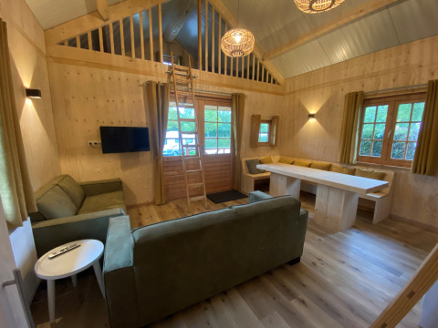 Vista interna di un lodge glamping presso Camping & Chaletparc De Uitwijk, Lodges Noord-Brabant.
