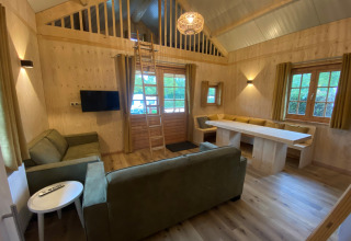 Vista interna di un lodge glamping presso Camping & Chaletparc De Uitwijk, Lodges Noord-Brabant.