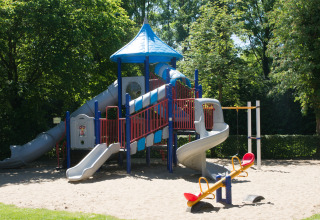 Spielplatz mit Rutschen und Wippen im Grünen bei Camping & Chaletparc De Uitwijk – Lodges Noord-Brabant.