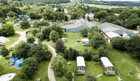 Vista aérea de Camping La Ferme de Croas Men, con alojamientos glamping, tiendas de campaña y áreas verdes.