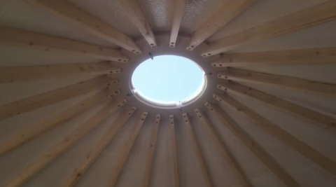 Houten balken en dakraam van een glamping-yurt bij Camping La Ferme de Croas Men in Bretagne.