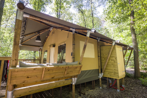 Hébergement glamping chez Bio Vakantieoord - Glampingtenten Veluwe avec terrasse en bois en pleine forêt.