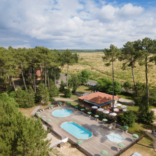 Luchtzicht op Huttopia Landes Sud - Glamping Aquitaine met zwembaden, terras en omringend bosgebied.