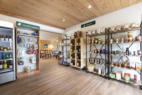 Épicerie et coin campeur chez Huttopia Landes Sud - Glamping Aquitaine, intérieur en bois clair.