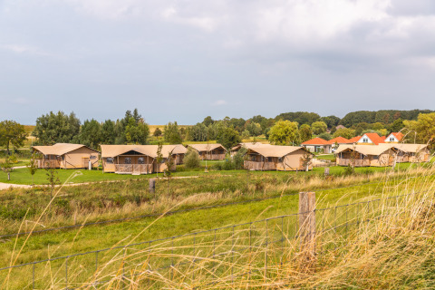 Alojamiento glamping en Vakantiepark IJsselhof con lodges tipo safari en Noord-Holland, rodeados de naturaleza.