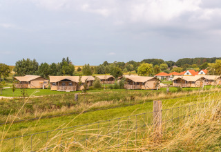 Glamping-Unterkünfte im Vakantiepark IJsselhof, Safarilodges in Noord-Holland, umgeben von Natur.