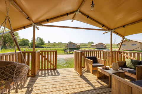 Uitzicht vanaf het terras van een glamping safarilodge op Vakantiepark IJsselhof, Noord-Holland, Nederland.