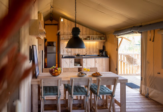 Vista interior del alojamiento glamping Safarilodges Noord-Holland en Vakantiepark IJsselhof.