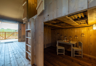 Vue intérieure d’une Safarilodge au Vakantiepark IJsselhof, décor bois chaleureux et espace enfants aménagé.