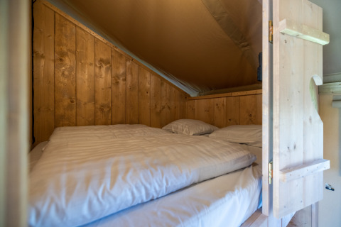 Acogedor espacio para dormir en Vakantiepark IJsselhof - Safarilodges Noord-Holland, alojamiento glamping.