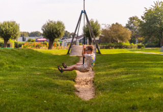 Un enfant joue sur une tyrolienne au grand air au Vakantiepark IJsselhof Safarilodges en Hollande-Septentrionale.