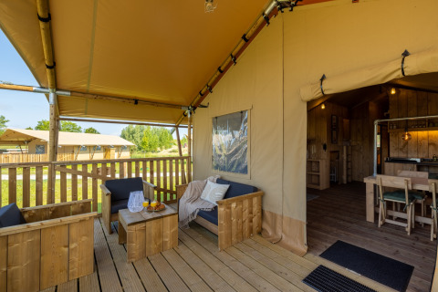 Glamping-Unterkunft im Vakantiepark IJsselhof, Safarilodges in Nordholland mit Holzterrasse.