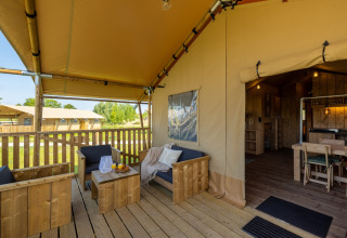 Alojamiento glamping en Vakantiepark IJsselhof, Safarilodges en Holanda Septentrional con terraza.