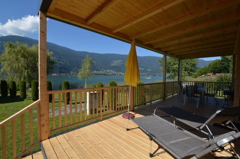 Holzterrasse mit Blick auf See und Berge bei Terrassencamping Ossiacher See - Stacaravans Karinthië.