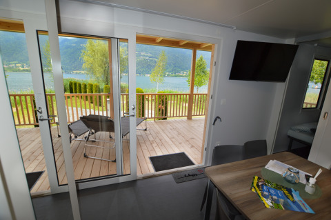 Moderne Glamping-Unterkunft bei Terrassencamping Ossiacher See mit Blick auf den See und Terrasse.