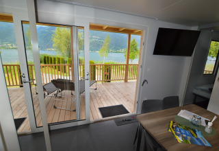 Alloggio glamping moderno presso Terrassencamping Ossiacher See, terrazza e vista lago panoramica.