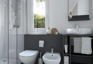 Baño moderno en Terrassencamping Ossiacher See - Stacaravans Karinthië con ducha, bidé y lavabo amplio.