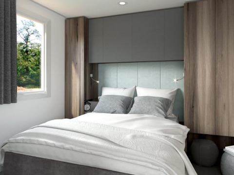 Chambre moderne au linge de lit gris et boiseries chez Terrassencamping Ossiacher See, Carinthie.