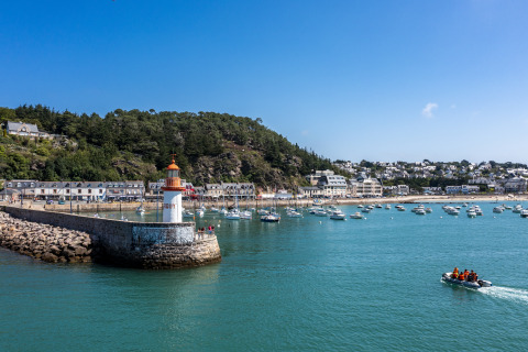 Vue du port avec phare et bateaux en Bretagne, près du Camping Saint Pabu Plage - Glamping Bretagne.