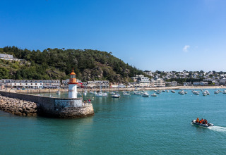 Vue du port avec phare et bateaux en Bretagne, près du Camping Saint Pabu Plage - Glamping Bretagne.