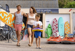 Familia en la zona de alquiler de surf y kayak en Camping Saint Pabu Plage - Glamping Bretagne, listos para divertirse.
