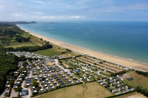 Luftaufnahme vom Camping Saint Pabu Plage - Glamping Bretagne an einem langen Sandstrand in Frankreich.