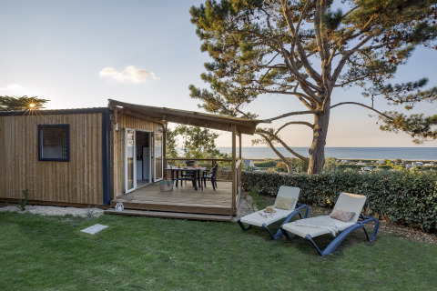 Hébergement glamping au Camping Saint Pabu Plage - Glamping Bretagne avec terrasse, transats et vue mer